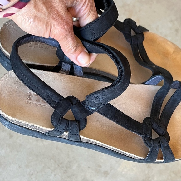 Teva Ventura Black Sandals Minimalist Strappy Design - Picture 3 of 8